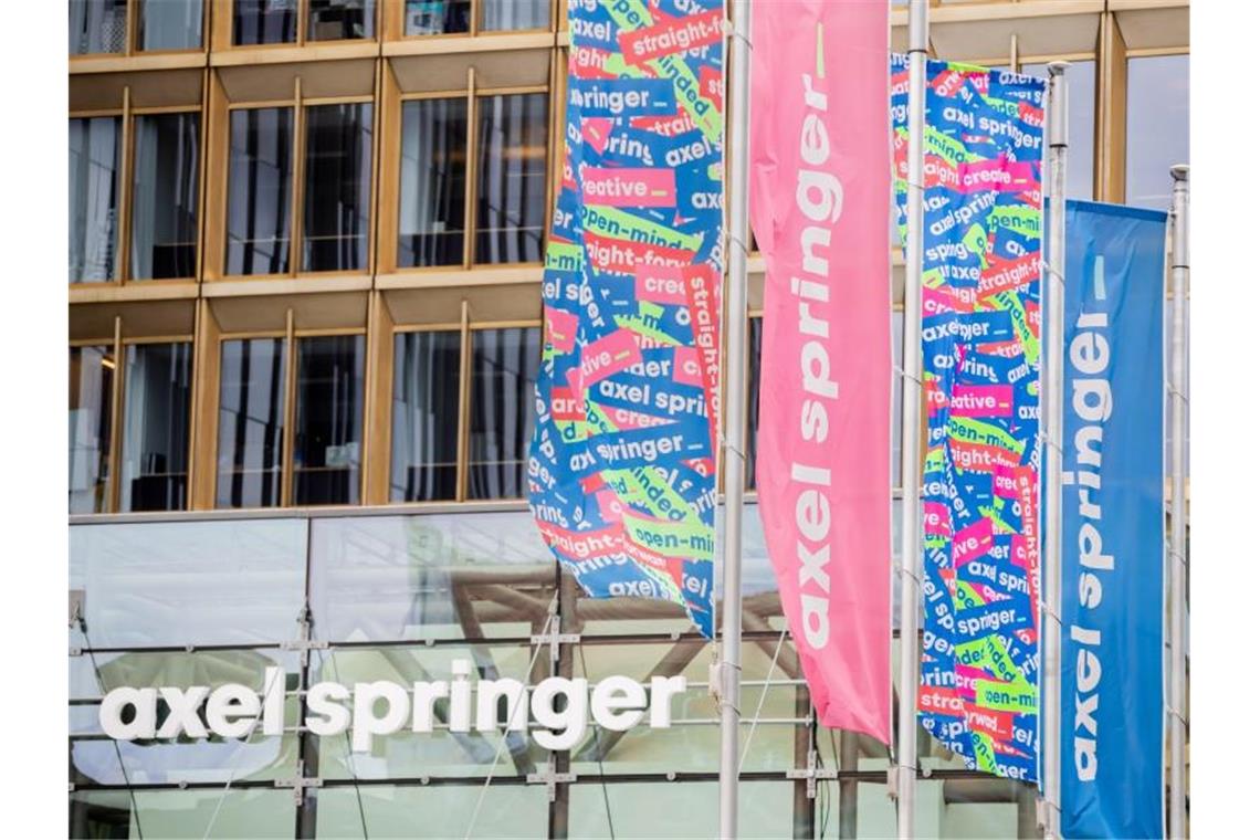 Axel Springer kauft US-Mediengruppe Politico Fahnen wehen vor dem Axel-Springer-Hochhaus in Berlin. Foto: Christoph Soeder/dpa