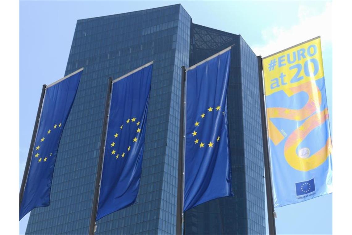 Fahnen wehen vor der EZB-Zentrale im Frankfurter Osten. Foto: Arne Dedert