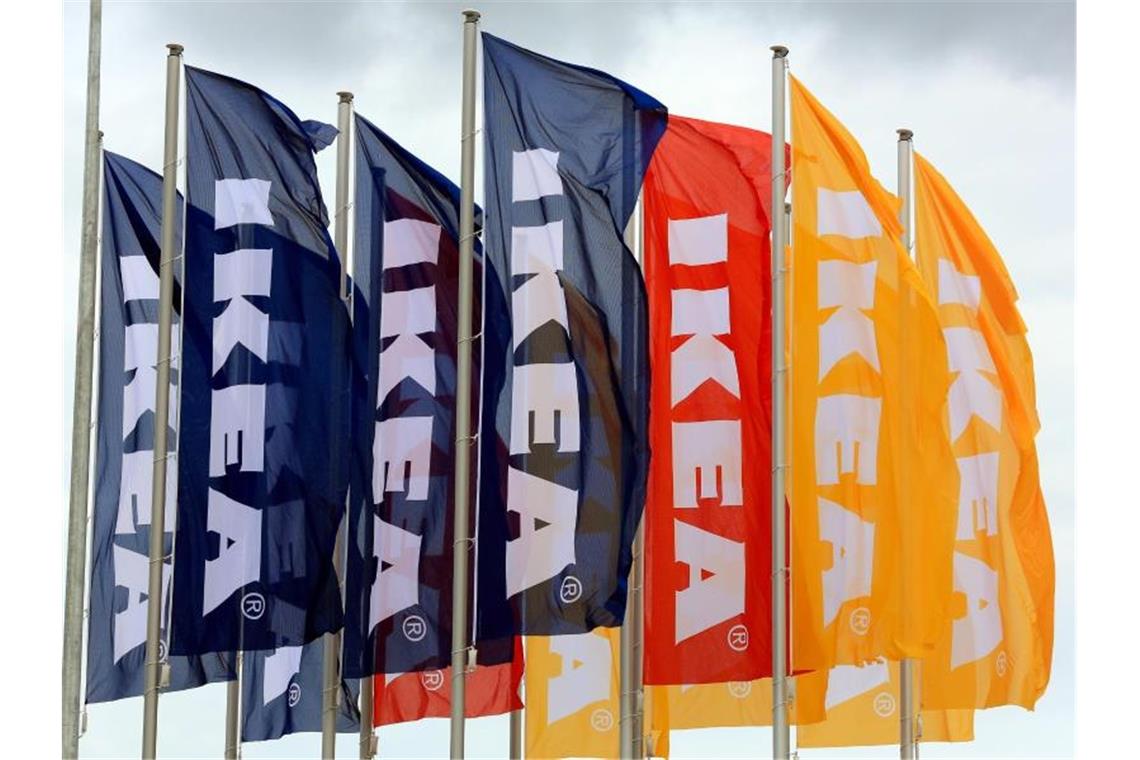 Junge von Kommode erschlagen: Ikea zahlt 46 Millionen Dollar Fahnen wehen vor einem Möbelhaus von Ikea. Foto: Peter Gercke/zb/dpa