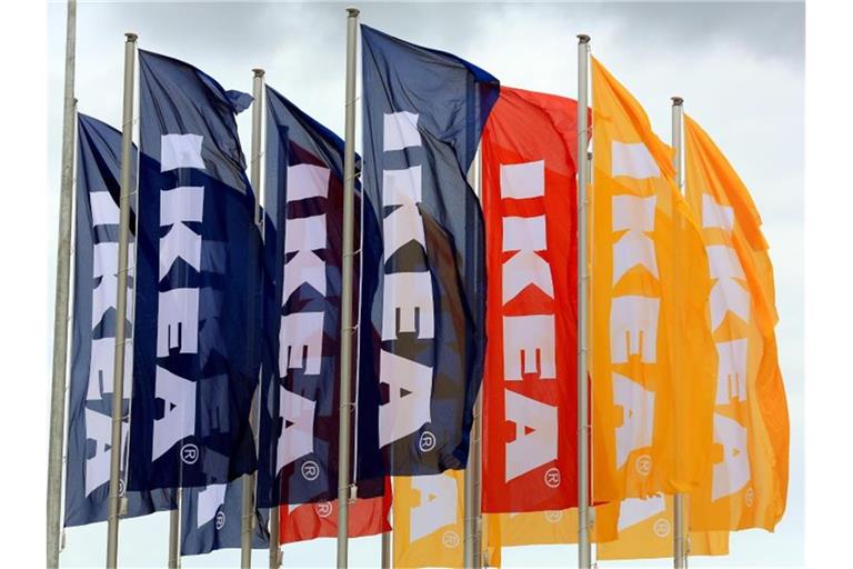Fahnen wehen vor einem Möbelhaus von Ikea. Foto: Peter Gercke/zb/dpa