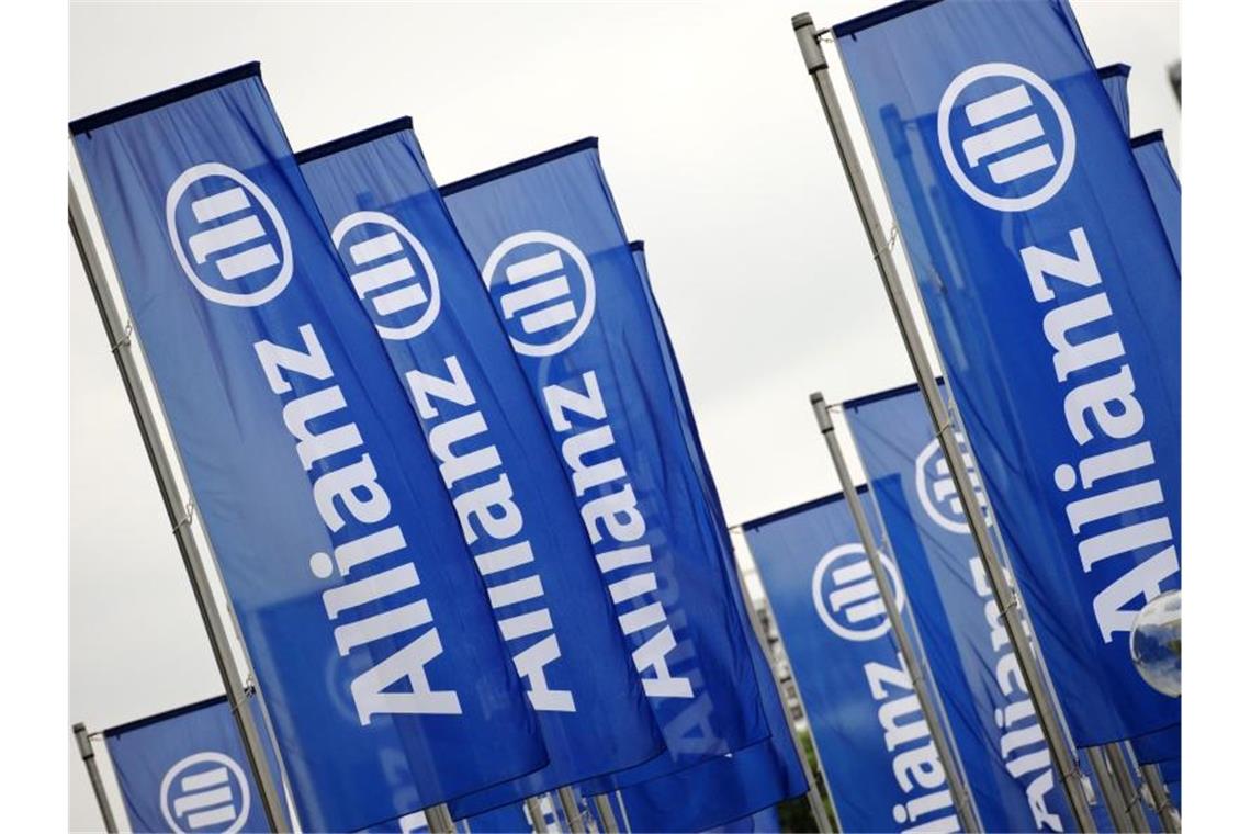 Fahnen zeigen das Logo der Allianz. Foto: Andreas Gebert/dpa/Archivbild