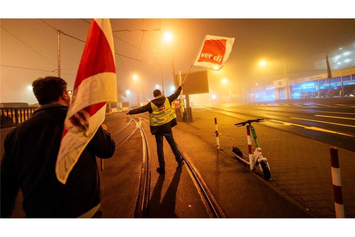 Fahnenschwenken zum Warnstreik im Nahverkehr