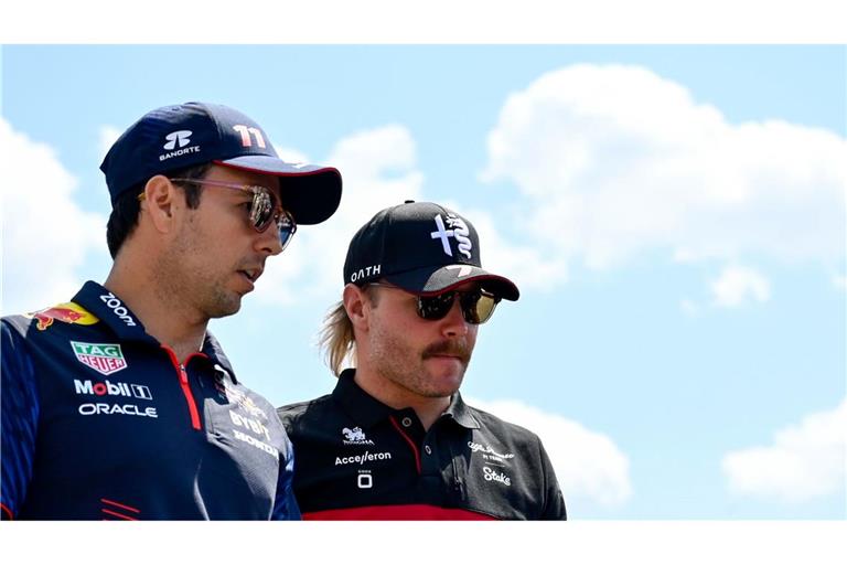 Fahren nächstes Jahr zusammen für Cadillac: Sergio Perez (l) und Valtteri Bottas (Archivbild)
