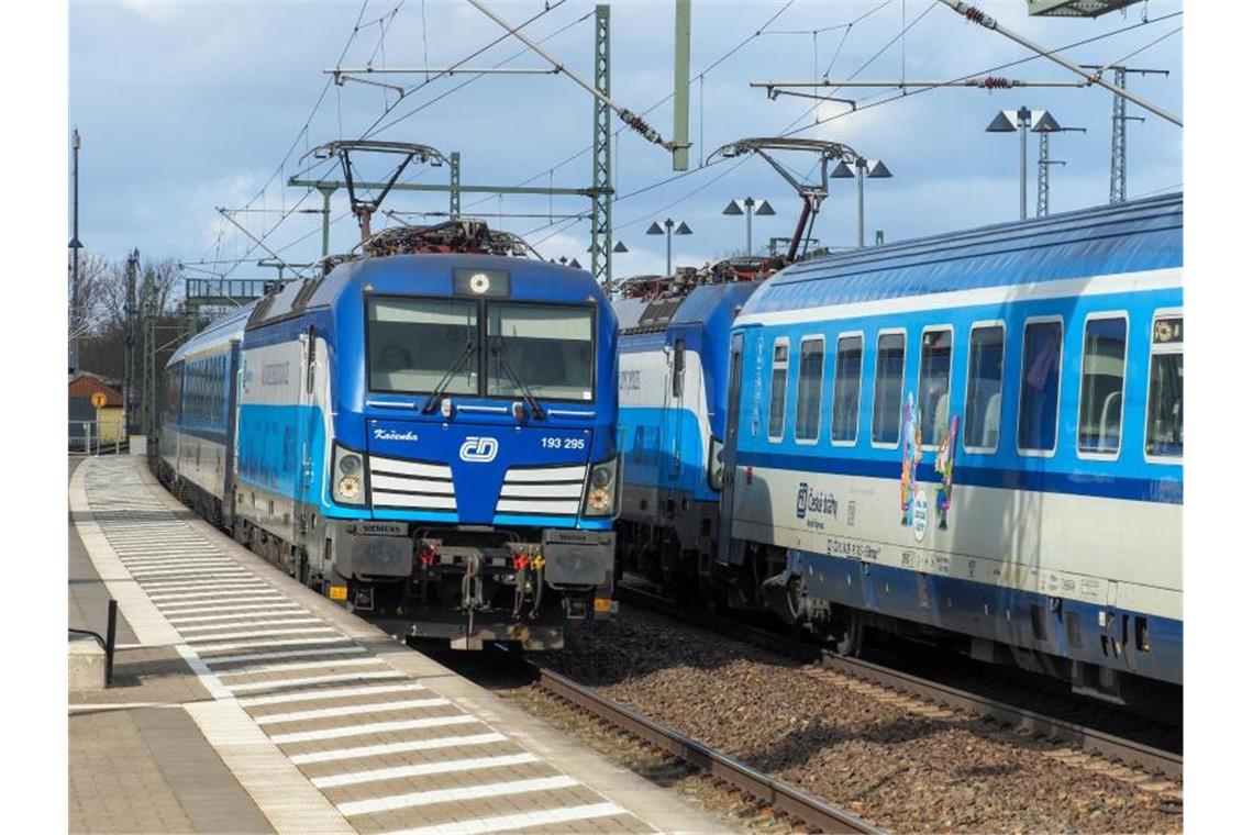 Mehr Bahn in Europa - Branche und Politik diskutieren Fahren schon seit Jahren: Tschechische Intercitys auf der Strecke zwischen Prag und Hamburg. Foto: Soeren Stache/dpa-Zentralbild/ZB