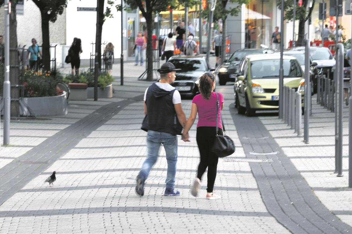 Fahrende und parkende Autos stören beim Flanieren. Im Backnanger Gemeinderat denkt man deshalb über eine Fußgängerzone in der Grabenstraße nach. Foto: A. Becher