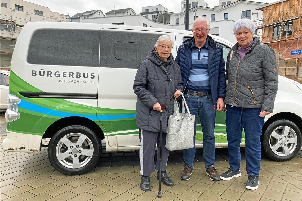 Weissach im Tal: Der Bürgerbus bringt die Leute zusammen Fahrer Johann Raß holt die Freundinnen Ursula Dierolf (links) und Margaretha Kleebaur von ihrem Physiotherapietermin ab. Foto: privat