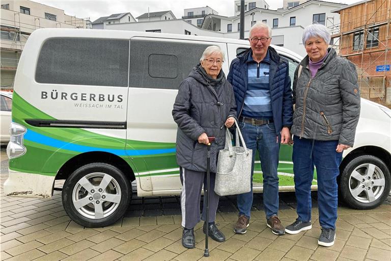 Fahrer Johann Raß holt die Freundinnen Ursula Dierolf (links) und Margaretha Kleebaur von ihrem Physiotherapietermin ab. Foto: privat