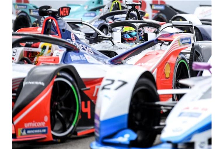Fahrer kämpfen bei der Formel-E-Meisterschaft um den Sieg. Foto: Britta Pedersen/dpa-Zentralbild/dpa/Archivbild