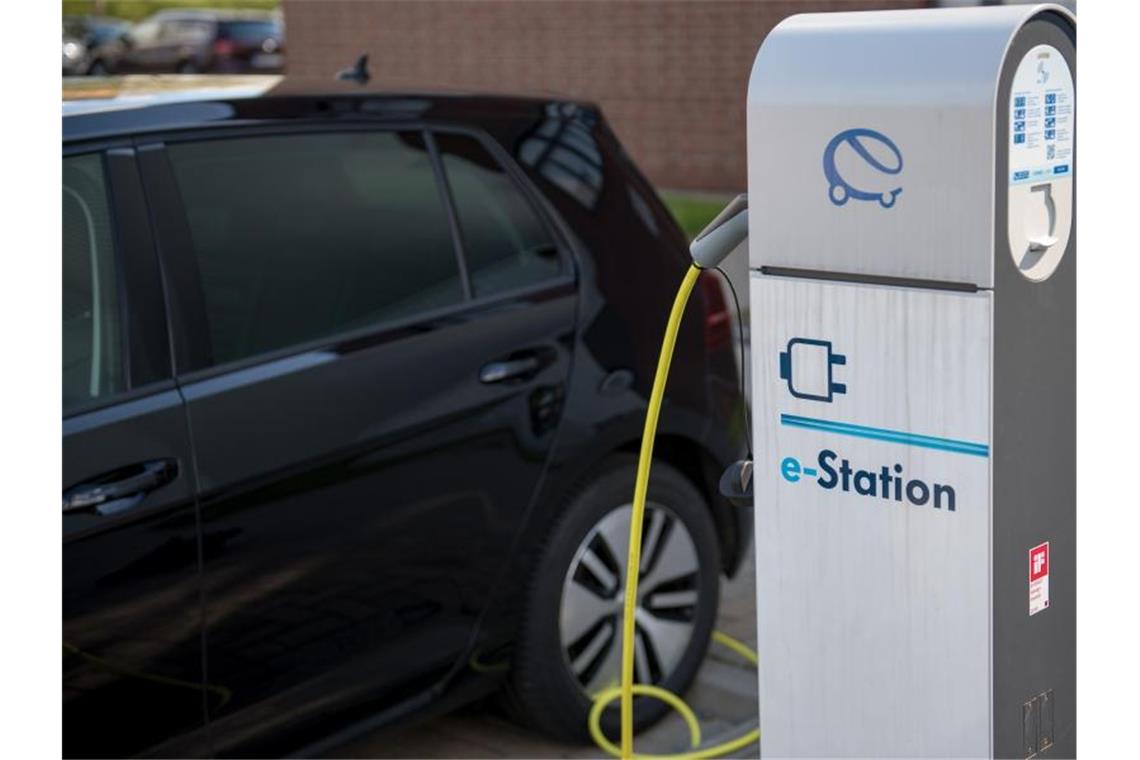 Deutlicher Anstieg bei Zahl der Ladepunkte für E-Autos Fahrer von Elektroautos können ihren Wagen an immer mehr öffentlich zugänglichen Stationen aufladen. Foto: Hendrik Schmidt
