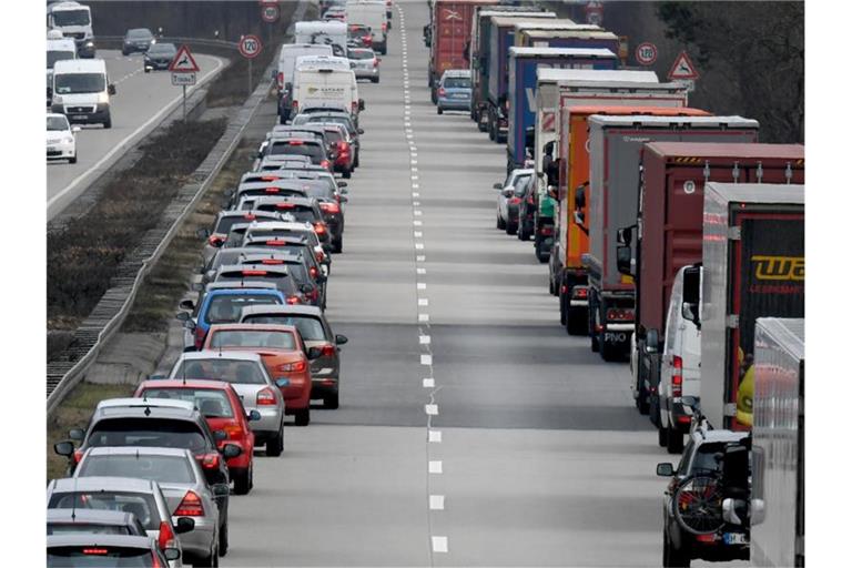 Fahrer von Pkw und Lastwagen bilden auf der Autobahn eine Rettungsgasse. Foto: Holger Hollemann/dpa/Archivbild