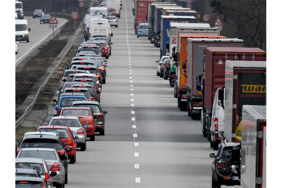 Fahrer von Pkw und Lkw bilden auf einer Autobahn eine Rettungsgasse. Foto: Holger Hollemann