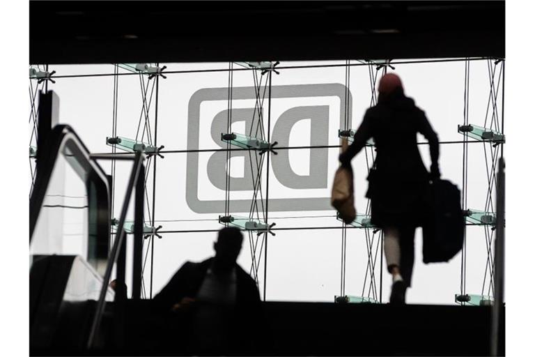 Fahrgäste am Berliner Hauptbahnhof. Foto: Christoph Soeder/dpa