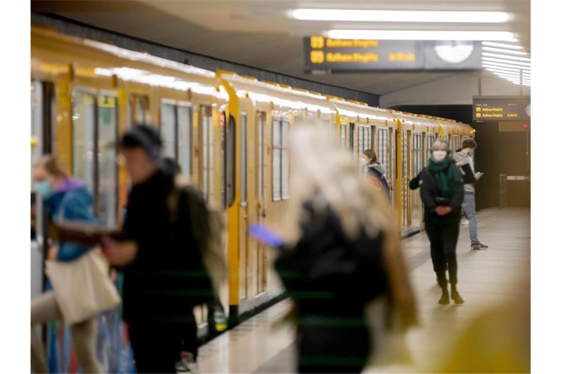 Trotz mehr Fahrgästen bleibt Lage im ÖPNV angespannt Fahrgäste am U-Bahnhof Amrumer Straße in Berlin. Foto: Christoph Soeder/dpa