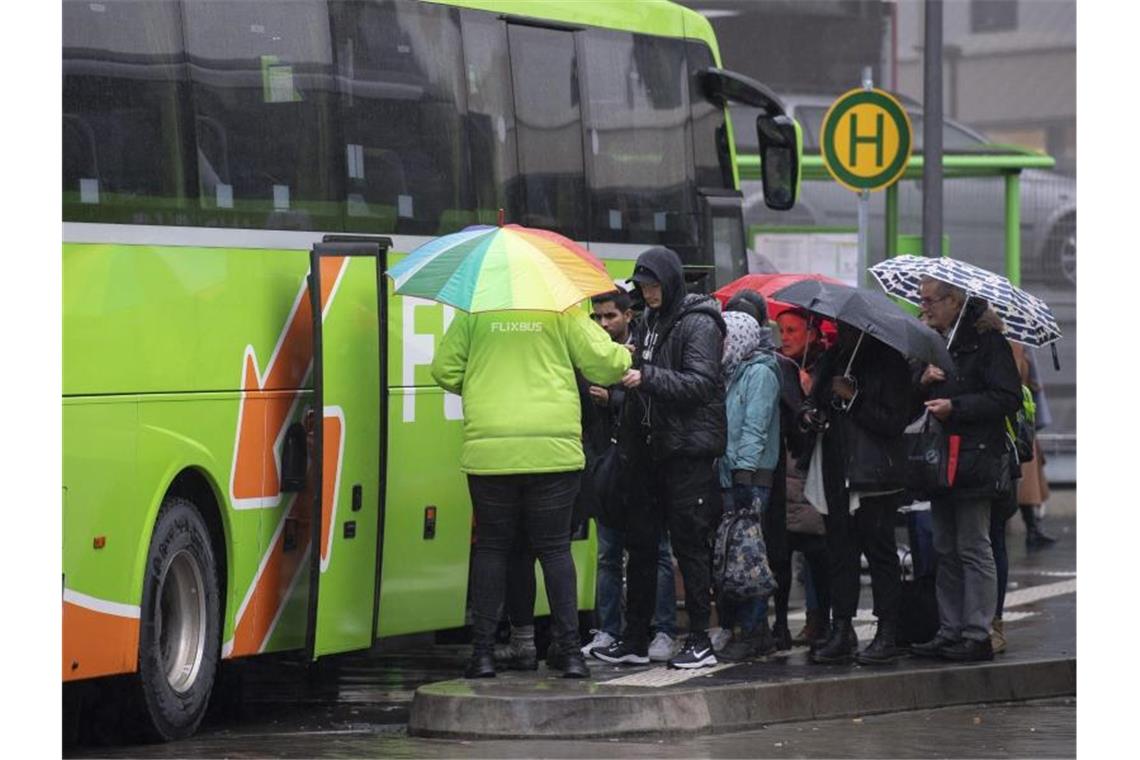 Fahrgäste besteigen in Frankfurt am Main einen Bus der Firma Flixbus. Foto: Boris Roessler/dpa