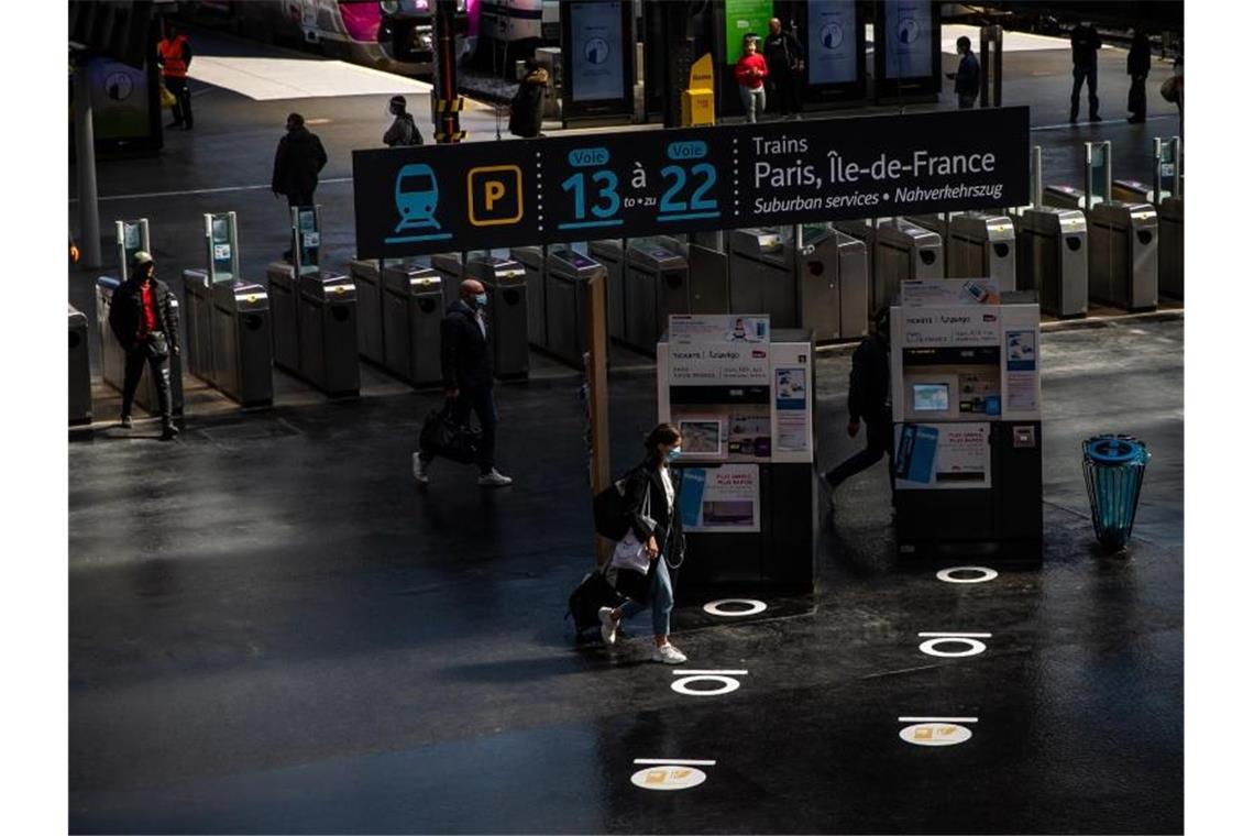 Fahrgäste in der Halle des Pariser Bahnhofs Gare du Nord. Foto: Aurelien Morissard/XinHua/dpa