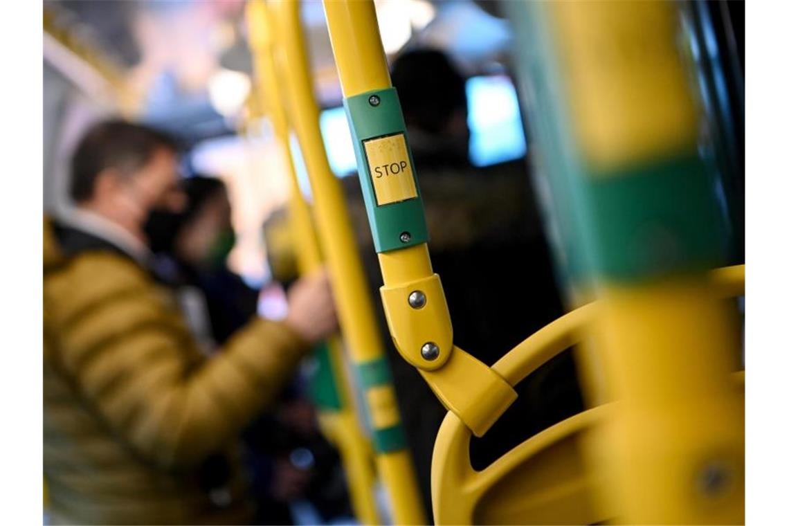 Fahrgäste in einem Bus der Berliner Verkehrsbetriebe. (Archivbild). Foto: Britta Pedersen/dpa-Zentralbild/dpa