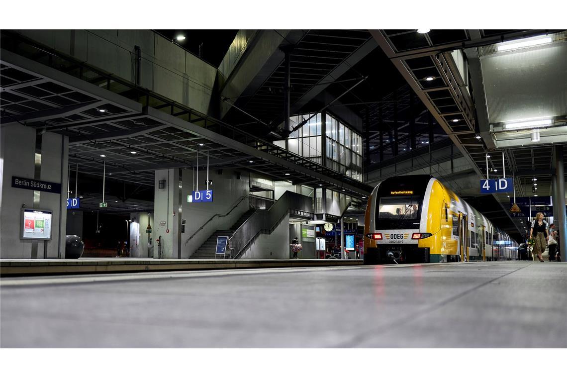 Fahrgäste saßen an den Bahnhöfen fest.