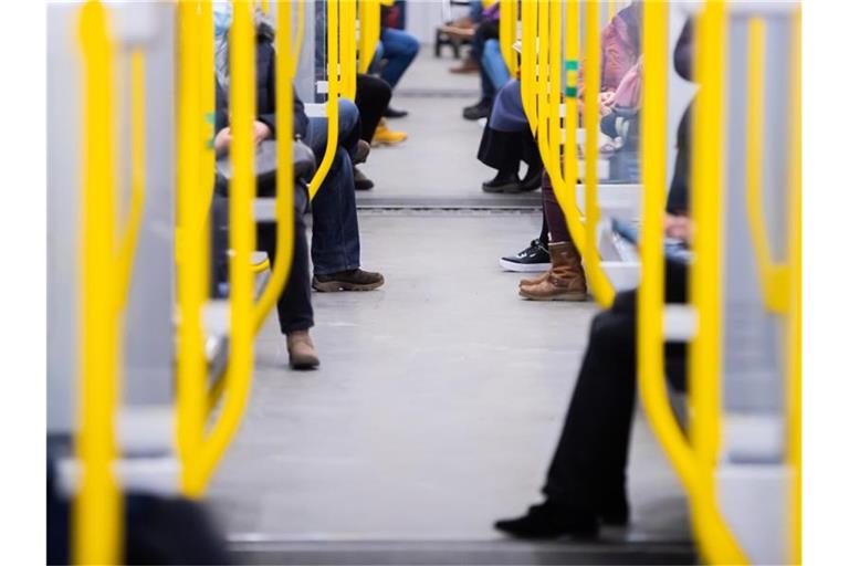 Fahrgäste sitzen in einer Berliner U-Bahn. Die Gewerkschaft Verdi hält Milliardeninvestitionen in den öffentlichen Nahverkehr für nötig. Foto: Christoph Soeder/dpa