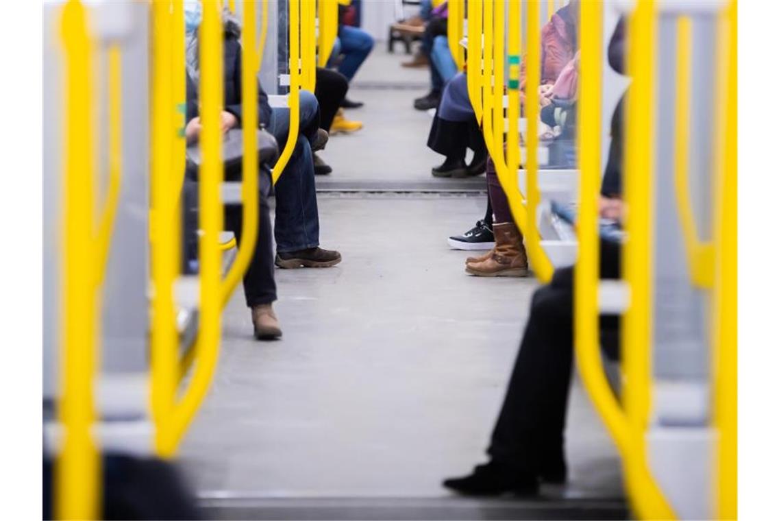 Aktion: ÖPNV-Abonnenten können Fahrkarte anderswo nutzen Fahrgäste sitzen in einer U-Bahn. Viele Verkehrsunternehmen bedanken sich mit einer besonderen Aktion bei treuen Kunden. Foto: Christoph Soeder/dpa