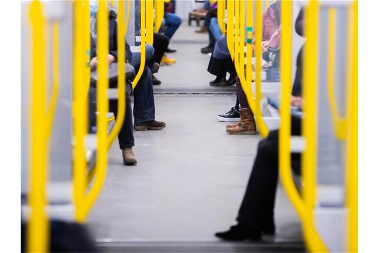 Fahrgäste sitzen in einer U-Bahn. Viele Verkehrsunternehmen bedanken sich mit einer besonderen Aktion bei treuen Kunden. Foto: Christoph Soeder/dpa