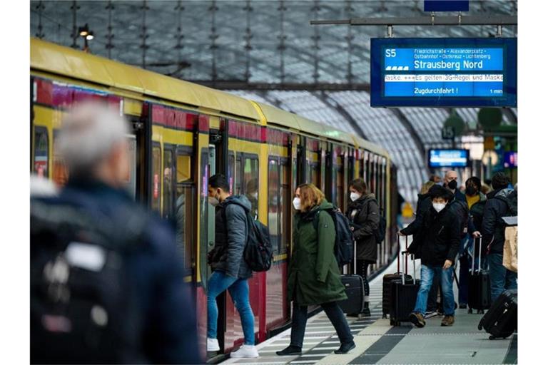 Fahrgäste steigen am Berliner Hauptbahnhof in eine S-Bahn ein. Foto: Monika Skolimowska/dpa-Zentralbild/dpa
