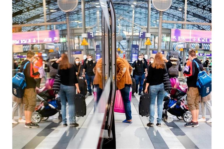 Fahrgäste steigen am Berliner Hauptbahnhof in einen ICE ein. Foto: Christoph Soeder/dpa