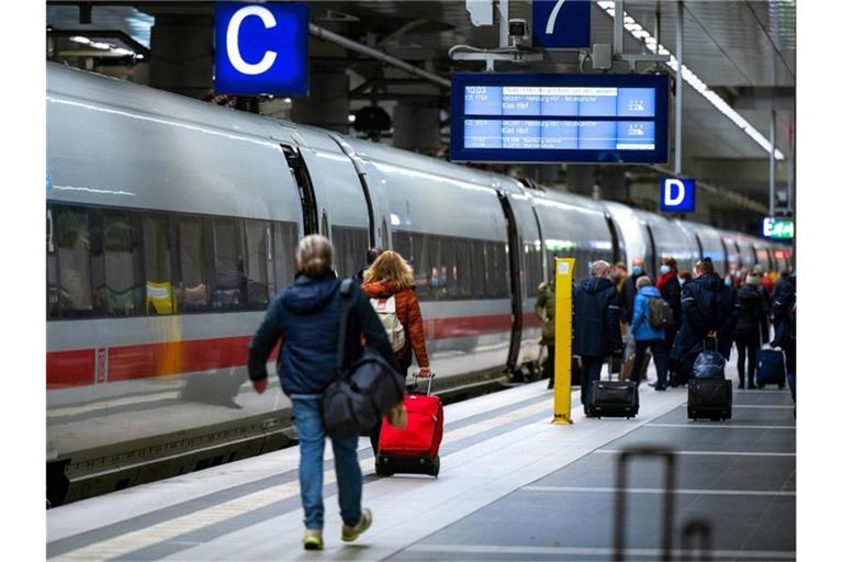 Fahrgäste steigen im Berliner Hauptbahnhof in einen ICE der Deutschen Bahn. Foto: Monika Skolimowska/dpa-Zentralbild/dpa