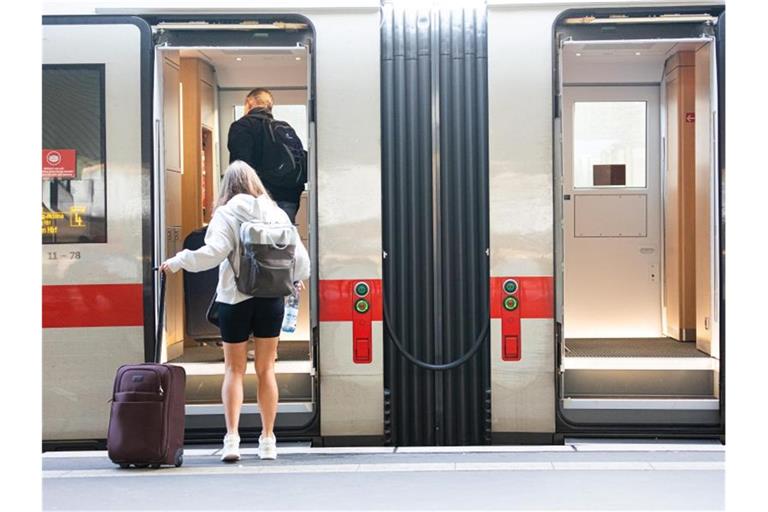 Fahrgäste steigen in einen ICE-Zug am Hauptbahnhof Hannover. Foto: Michael Matthey/dpa