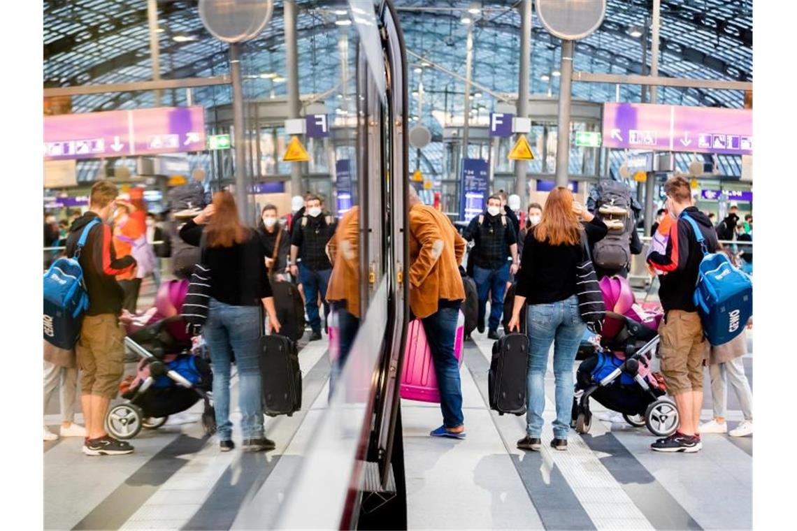 Fahrgäste steigen nach dem Streik am Berliner Hauptbahnhof in einen ICE ein. Foto: Christoph Soeder/dpa