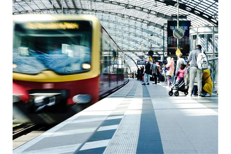 Fahrgäste warten im Berliner Hauptbahnhof auf die S-Bahn. Der dritte Streik im laufenden Tarifkonflikt bei der Deutschen Bahn ist wie geplant zu Ende gegangen. Foto: Carsten Koall/dpa