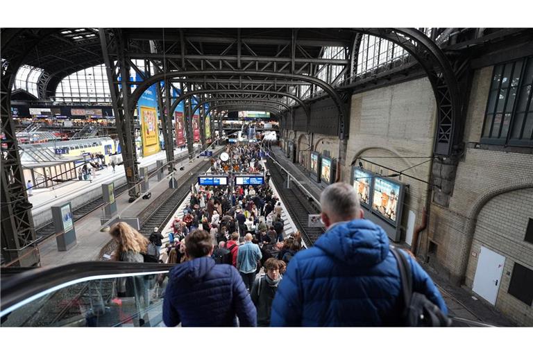 Fahrgäste warten im Hauptbahnhof Hamburg.