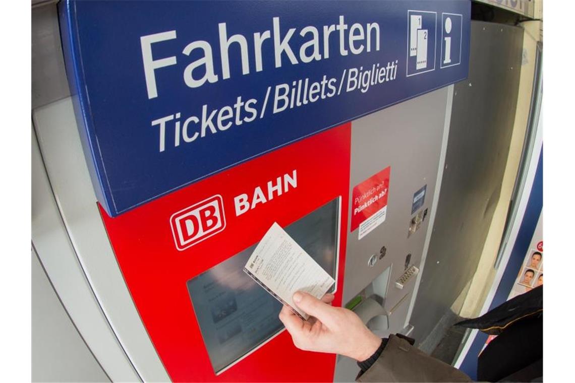 Die Bahn schafft das schöne Wochenende ab Fahrkartenautomat der Deutschen Bahn: Die Deutsche Bahn schafft das Schöne-Wochenende-Ticket ab. Foto: Armin Weigel/Illustration