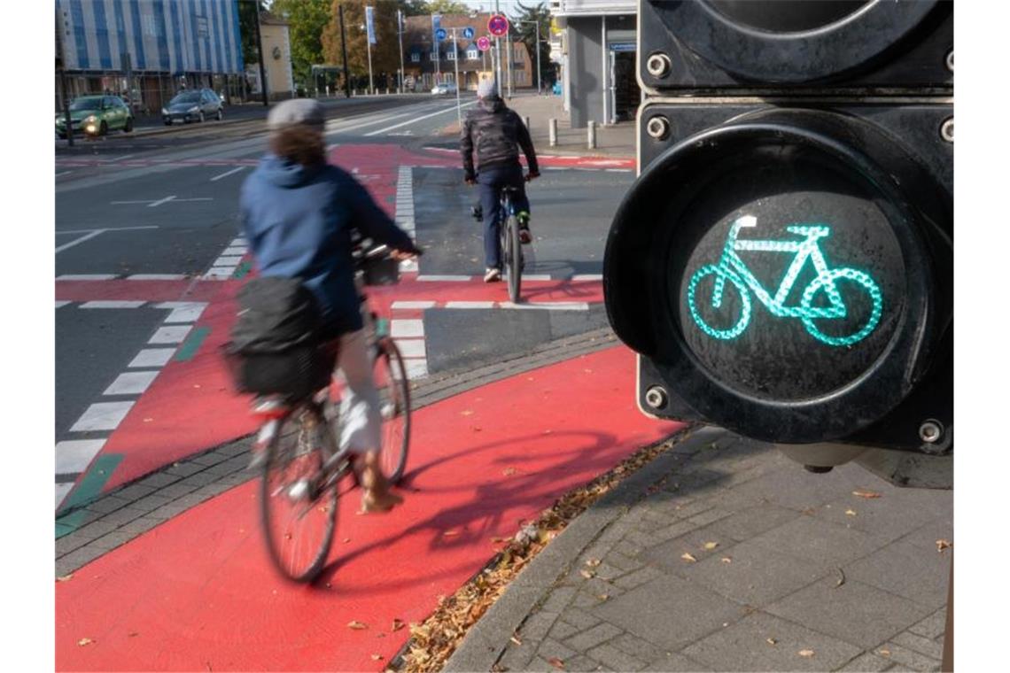 Fahrradfahrende im Verkehr häufig abgelenkt Fahrradfahrende sollten sich auf den Verkehr konzentrieren. Foto: Demy Becker/dpa