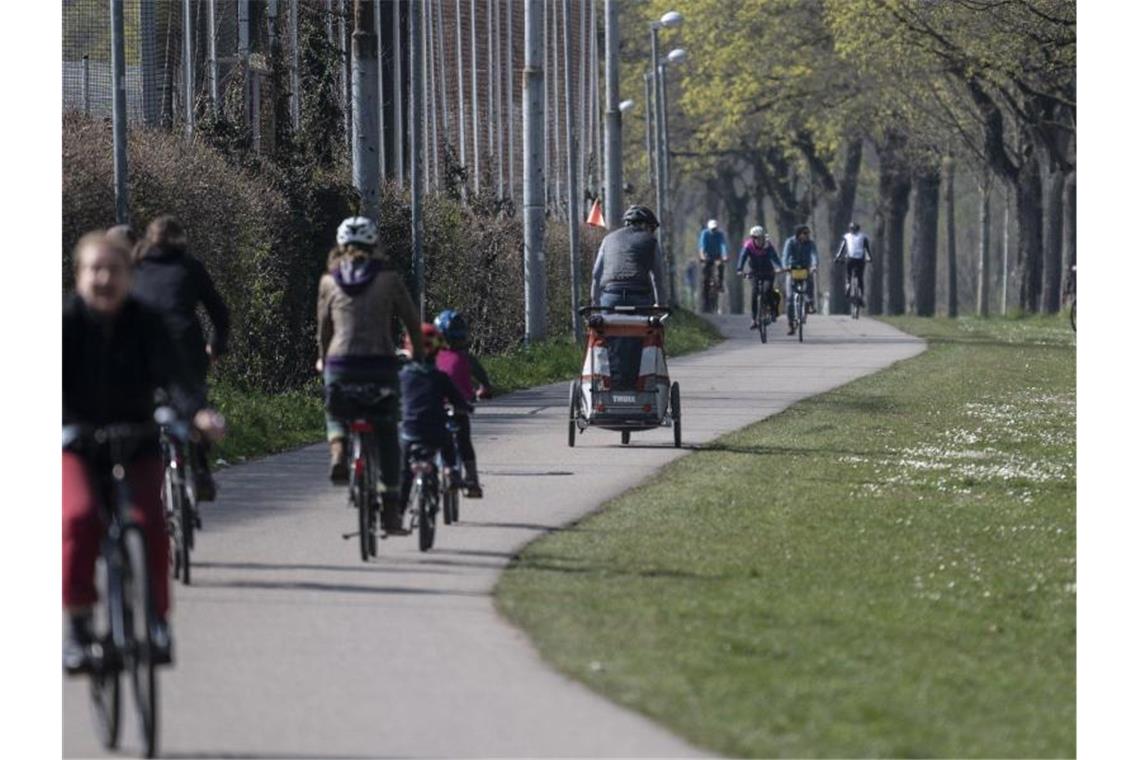 Frühlingswetter: Ausgangsbeschränkungen werden respektiert Fahrradfahrer sind an der Dreisam mit gegenseitigem Abstand unterwegs. Foto: Patrick Seeger/dpa/Archivbild