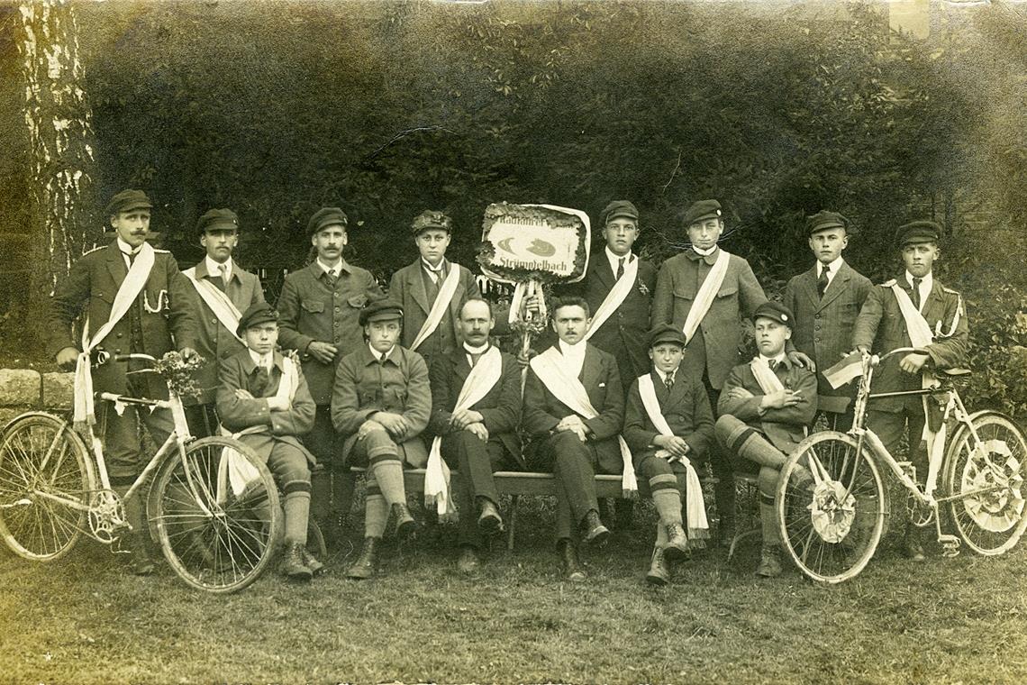 Ausstellung mit Ansichten der Backnanger Stadtteile Fahrradverein Strümpfelbach: Die stolzen Herren tragen fast alle weiße Schärpen. Das Foto könnte um 1910 aufgenommen worden sein.