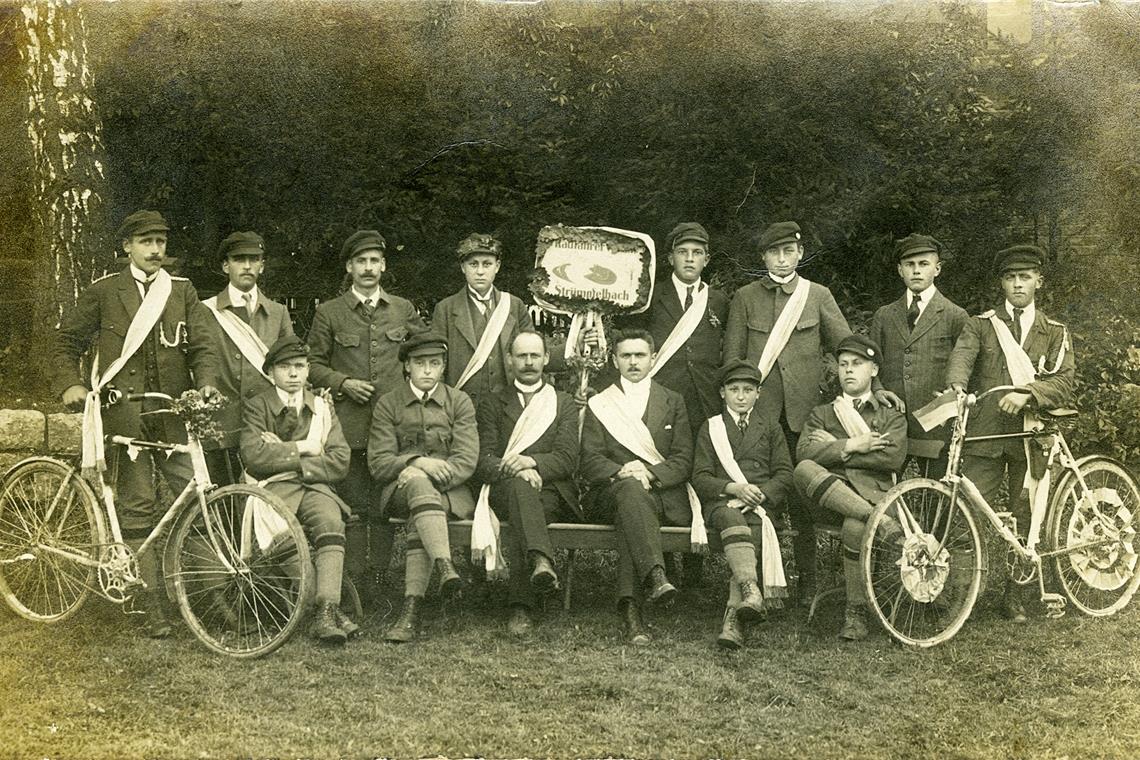 Fahrradverein Strümpfelbach: Die stolzen Herren tragen fast alle weiße Schärpen. Das Foto könnte um 1910 aufgenommen worden sein.