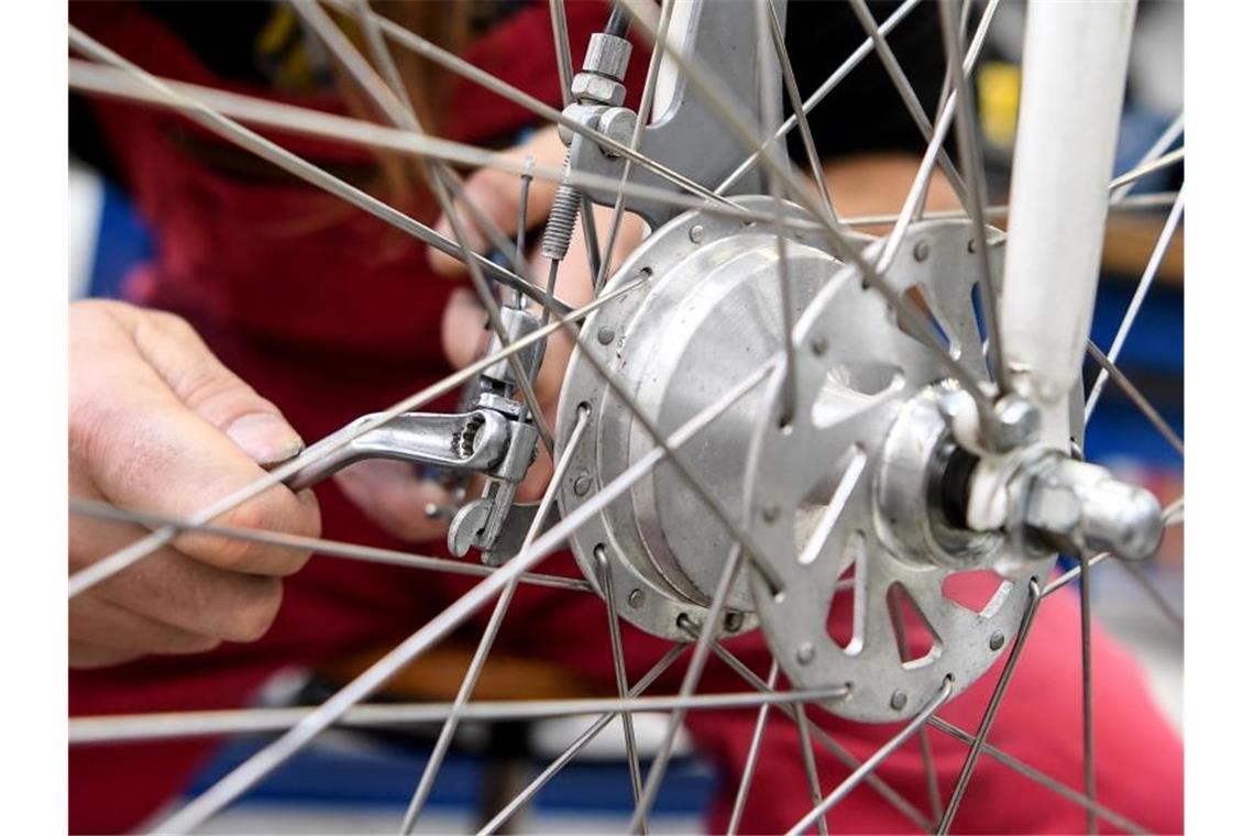 Fahrradwerstätten sollen weiterhin ihre Dienstleistung zur Verfügung stellen. Foto: Britta Pedersen/dpa-Zentralbild/dpa