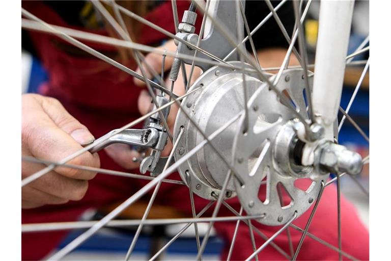 Fahrradwerstätten sollen weiterhin ihre Dienstleistung zur Verfügung stellen. Foto: Britta Pedersen/dpa-Zentralbild/dpa