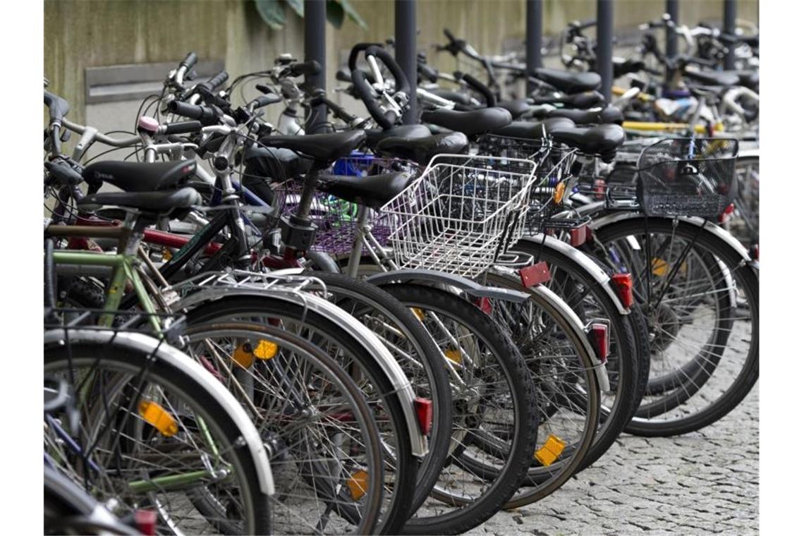 Es fehlen Hunderttausende Rad-Stellplätze an Bahnhöfen Fahrräder sind an einem Fahrrad-Stellplatz abgestellt. Foto: Patrick Seeger/Illustration