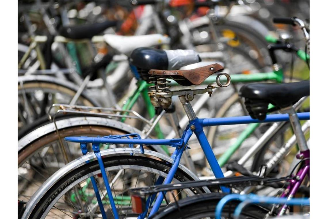 Immer weniger Fahrräder in Baden-Württemberg gestohlen Fahrräder sind vor einer Hochschule angeschlossen. Foto: Hendrik Schmidt/dpa-Zentralbild/dpa/Symbolbild