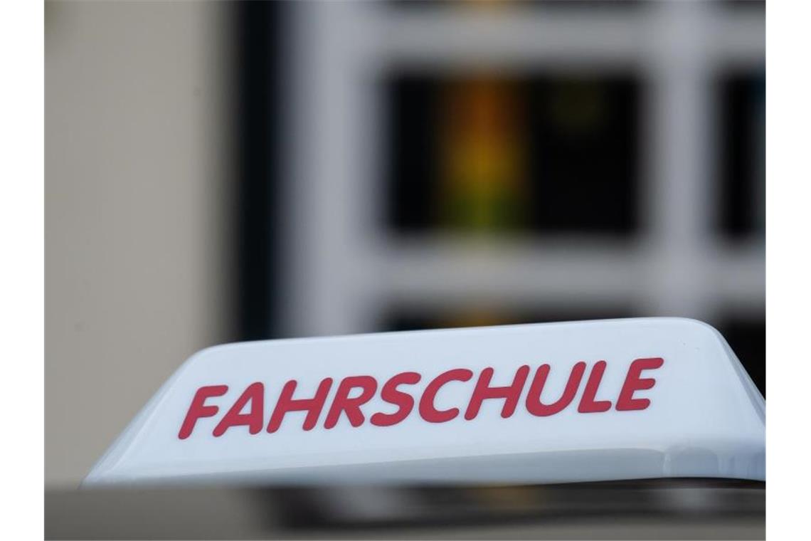 Simulator-Werbung: Wettbewerbszentrale mahnt Fahrschulen ab Fahrschulen werben auf ihrem umkämpften Markt nach Ansicht von Wettbewerbshütern nicht immer mit korrekten Aussagen. Foto: Swen Pförtner/dpa