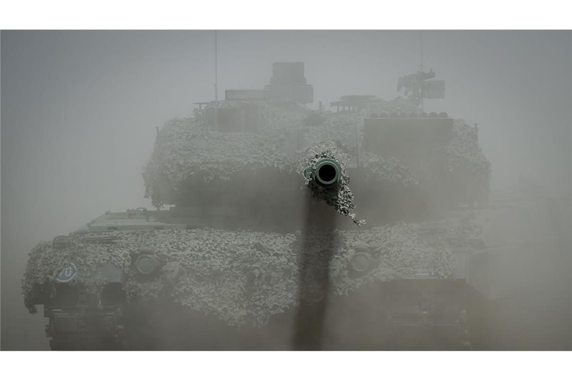 Fahrt durch eine Staubwolke: Ein Leopard-2-Kampfpanzer der Bundeswehr bei der Nato-Übung "Griffin Storm" in Litauen.