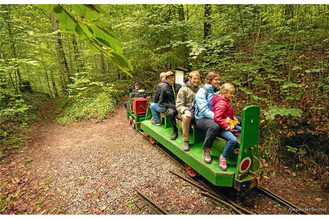 Fahrt mit einem originalen Grubenfahrzeug vom Freundeskreis Feldbahn aus Nellmer...