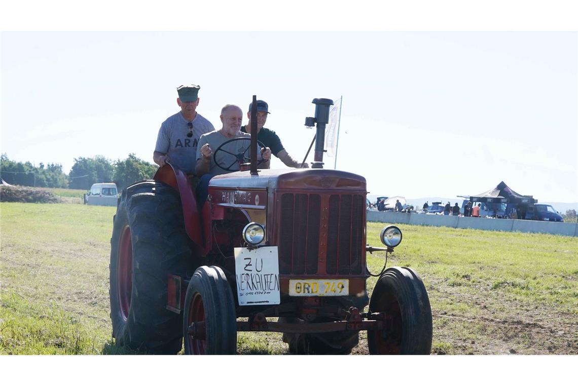 Mit dem Retro-Panzer über den Acker pflügen Fahrtüchtig waren die Oldtimer alle.