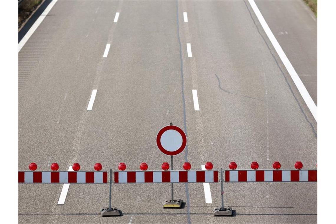 Fahrverbotsschild auf einer Autobahn. Foto: Jan Woitas/Archivbild