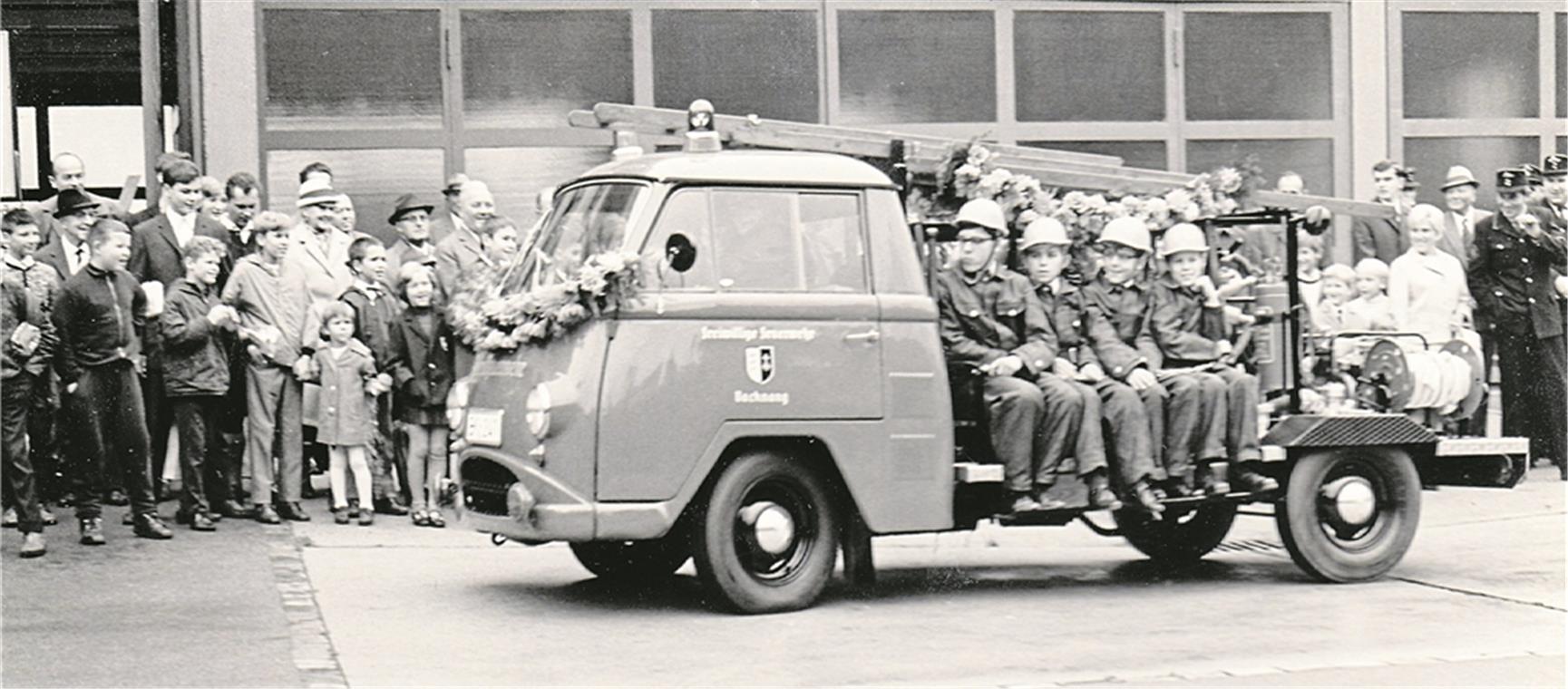 Am Wochenende wird gefeiert Fahrzeug für die Jugendfeuerwehr 1968 mit sechs Sitzplätzen und einem 280-Liter-Wassertank.