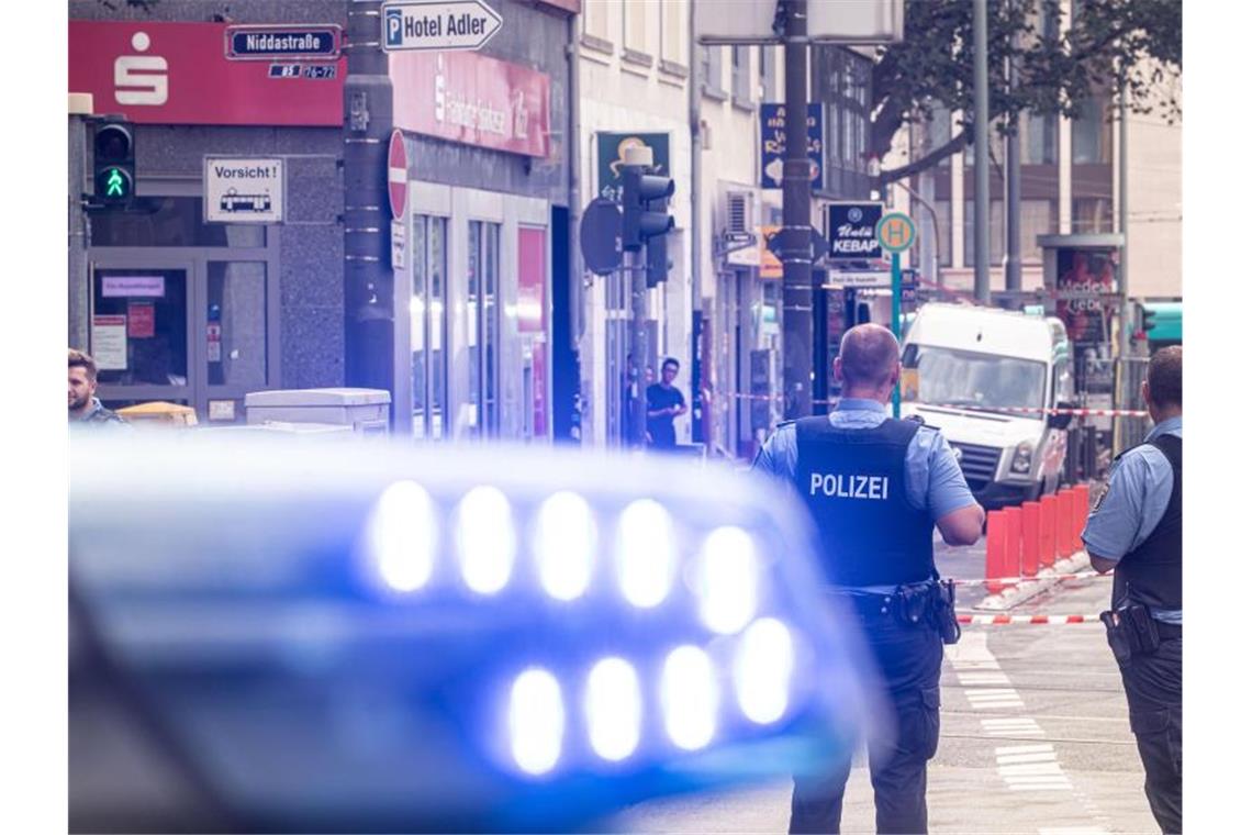 Hunderte Liter Salzsäure in Göppingen ausgelaufen Fahrzeug mit Blaulicht. Foto: Frank Rumpenhorst/dpa