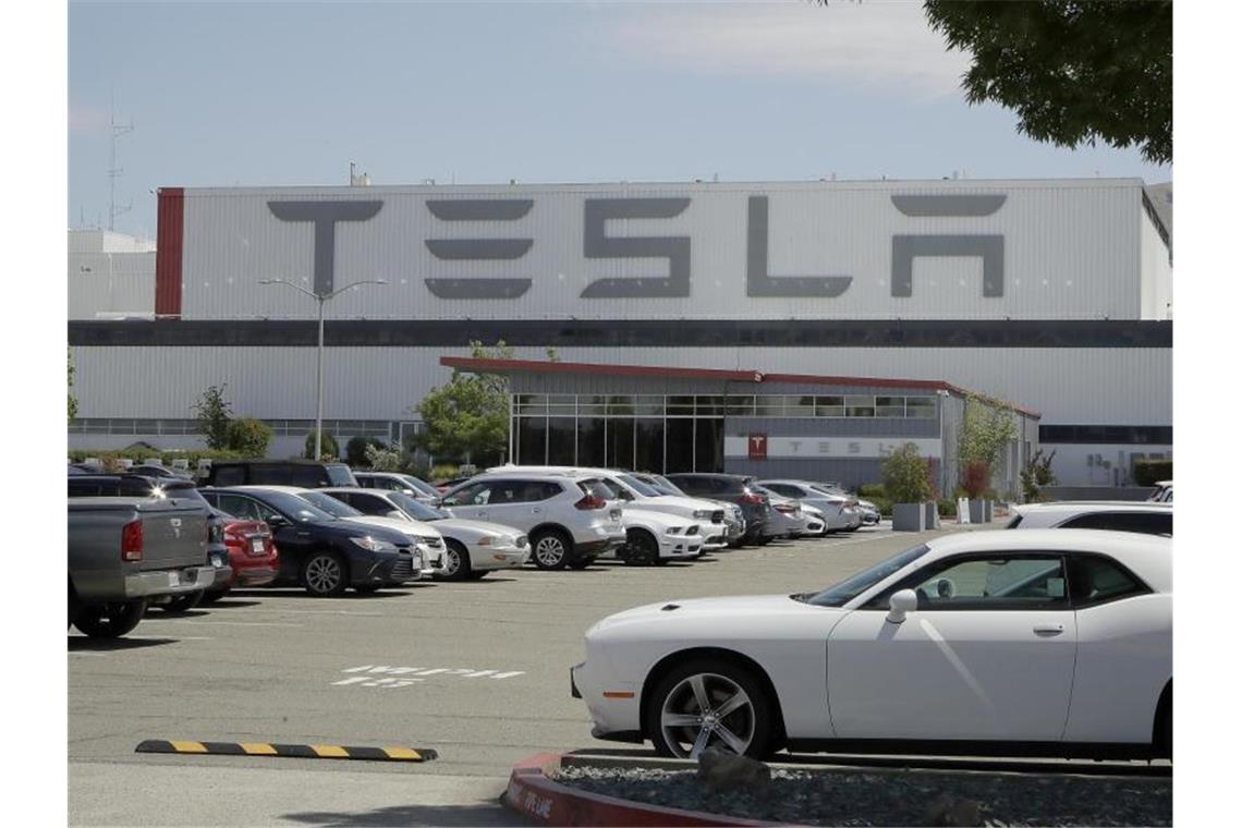Fahrzeuge auf dem Parkplatz des Autowerks von Tesla im kalifornischen Fremont. Foto: Ben Margot/AP/dpa