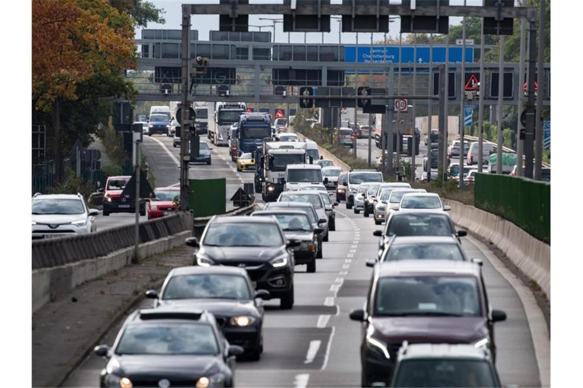 Fahrzeuge auf der Berliner Stadtautobahn. Foto: Bernd von Jutrczenka/dpa