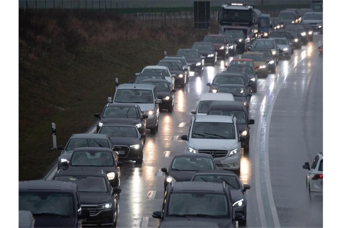 EU-Automarkt sackt 2021 wegen Chipmangels weiter ab Fahrzeuge auf der Bundesstraße 96 vor der Rügenbrücke. Zum sechsten Mal in Folge ging die Zahl der Neuzulassungen von Pkws in Europa zurück. Foto: Stefan Sauer/dpa